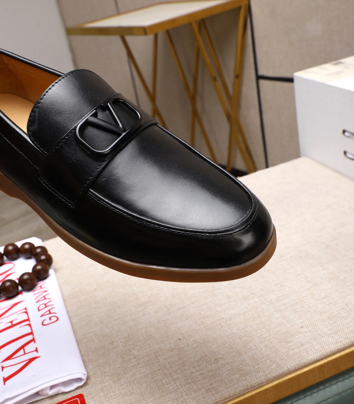 Men's shoes 💰520 [Valentino-Valentino] High-quality boutique men's shoes. The same style as the celebrities, original and authentic.✅ Made of imported cowhide + original apricot cowhide lining. The French luxury model is priced at 14,080 Swiss francs. It is also a Paris Fashion Week catwalk model. A brand can be deeply rooted in your heart, and a pair of shoes can make you linger. What you wear is not only noble, but also an aura. 👻Standard 38-45